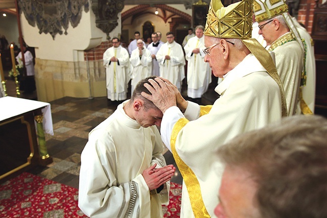 	Nałożenie rąk przez biskupów i księży zgromadzonych w legnickiej katedrze.