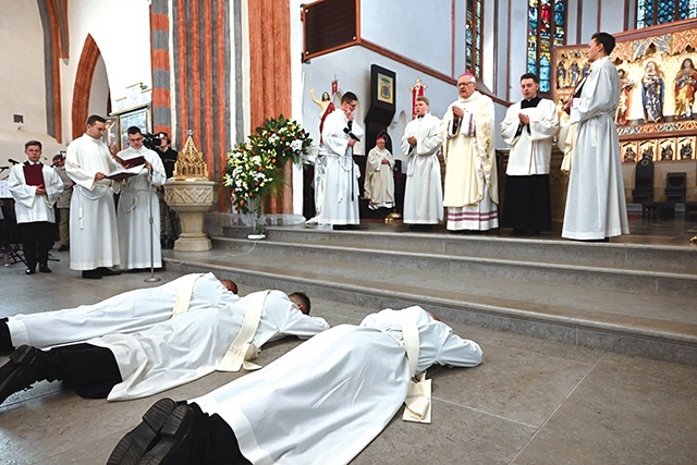 	Leżenie krzyżem przed nałożeniem rąk i modlitwą wyraża pokorę wobec  otrzymanej łaski.