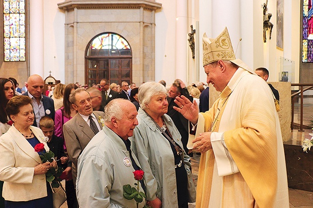 	Błogosławieństwa indywidualnego udzielali m.in. abp Wiktor Skworc, bp Adam Wodarczyk (na zdjęciu) i bp Grzegorz Olszowski.