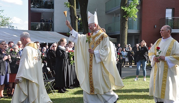 ▲	 Arcybiskup poświęcił przyniesione przez wiernych róże. 