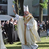 ▲	 Arcybiskup poświęcił przyniesione przez wiernych róże. 