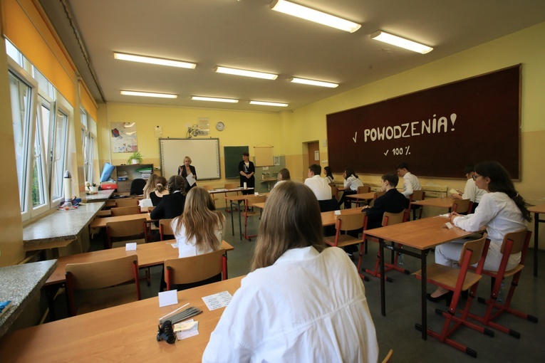 Uczniowie z Ukrainy na egzaminie ósmoklasisty mieli do wyboru napisanie rozprawki lub opowiadania