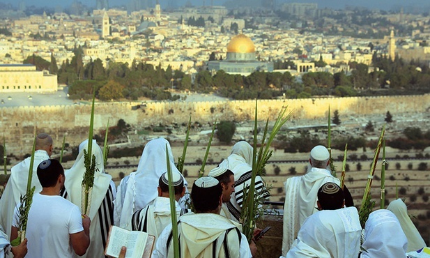 Żydzi modlący się na Górze Oliwnej podczas Święta Namiotów.
27.09.2021  Jerozolima, Izrael