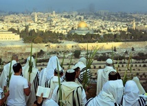 Żydzi modlący się na Górze Oliwnej podczas Święta Namiotów.
27.09.2021  Jerozolima, Izrael