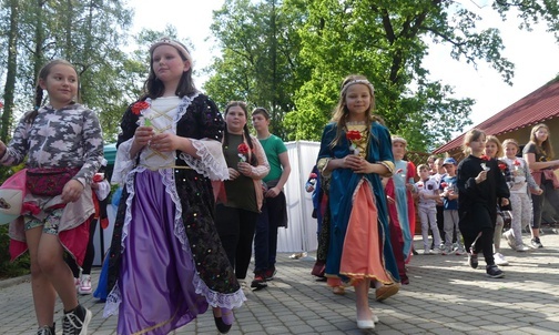 Dzieci z elżbietańskiej świetlicy w Bytomiu-Łagiewnikach przedstawiły historię życia św. Elżbiety Węgierskiej.