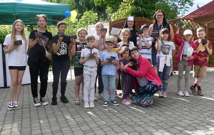 Mali poszukiwancze skarbów klasztornego ogrodu z s. Albertą Jasek.