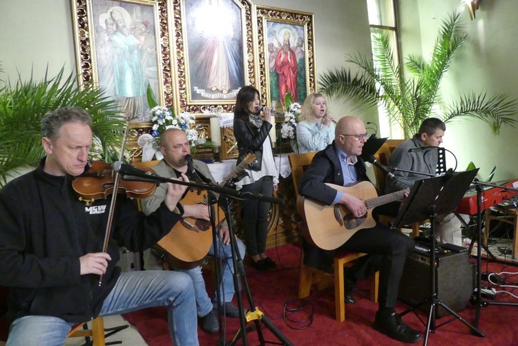 Zespół Hortus Dei z Konina podczas Mszy św. w Trzebini.