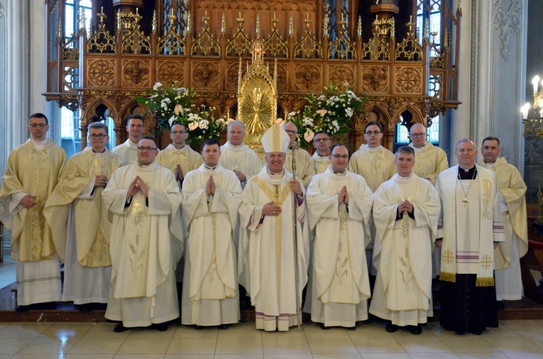 Neoprezbiterzy z biskupami oraz zarządem Wyższego Seminarium Duchownego.