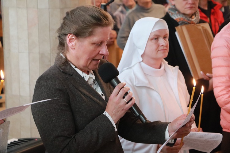 Aktu zawierzenia dokonały kobiety poszczególnych stanów, wśród nich m.in. siostra zakonna bezhabitowa należąca do Zgromadzenia Sióstr Imienia Jezus posługujących w Puszczy Mariańskiej.