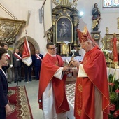 Przedstawiciele parafii wnieśli relikwie do kościoła i przekazali je w ręce głównego celebransa.