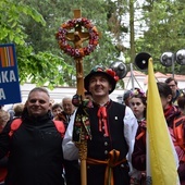 Pielgrzymi na szlak wyruszyli po Mszy św. w kościele bernardynek. 