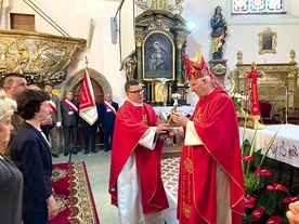 ▲	Przedstawiciele parafii przekazali relikwiarz głównemu celebransowi. 