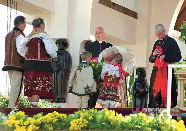 ◄	Ojciec Święty przyjechał tu 7 czerwca 1997 r., skąd na cały świat poprowadził modlitwę różańcową. Białego Pielgrzyma przywitali miejscowi górale.