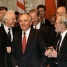 Michaił Gorbaczow i szefowie dyplomacji 6 państw sygnatariuszy traktatu regulującego zjednoczenie Niemiec.