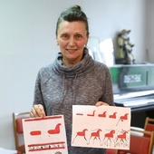 Lolita Igorivna-‑Wrzeczynska prezentuje kompozycje wykonane techniką mezen.