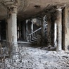 W Mariupolu Rosjanie wyburzają budynki, w których mogą być ciała zabitych