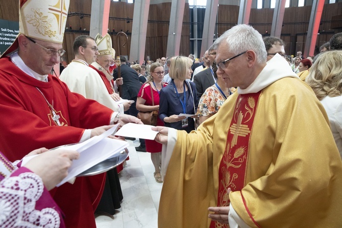 Relikwie bł. Stefana Wyszyńskiego w co czwartej parafii