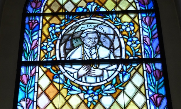 Witraż z postacią Benedykta XVI w zakrystii kościoła w Rzezawie. 