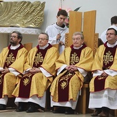 	Na dziękczynnej Mszy św. (od lewej): ks. Piotr Hoffmann, ks. Jan Figura, ks. Andrzej Waksmański i ks. Marcin Suchanek.