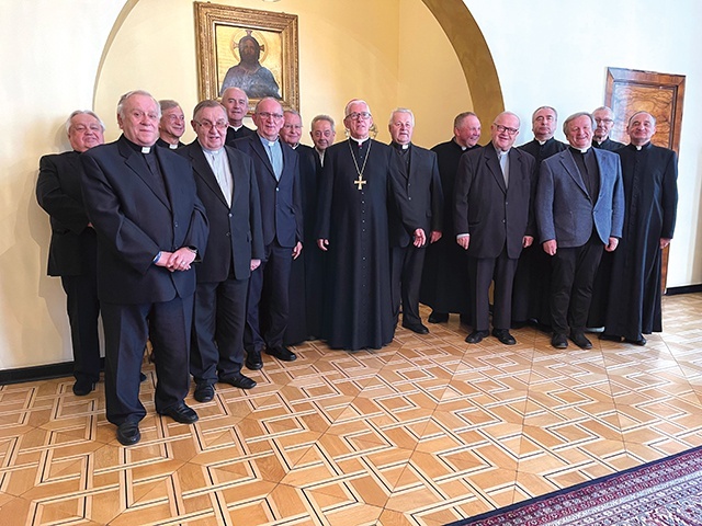 	Pamiątkowe zdjęcie z abp. Wiktorem Skworcem i kanclerzem kurii ks. Janem Smolcem (pierwszy z lewej).