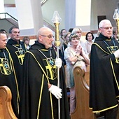 Świadectwem jest w parafii m.in. służba przy ołtarzu mężczyzn z Zakonu Rycerzy  Jana Pawła II.