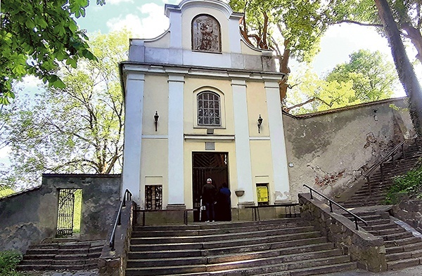 Kaplica św. Antoniego znajduje się w pobliżu parafialnego kościoła.