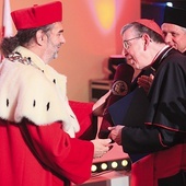 Rektor UO wręcza kardynałowi dyplom doktorski.