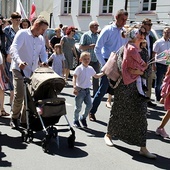 Zorganizowany po pandemicznej przerwie przemarsz był manifestacją przywiązania do tradycyjnych wartości.