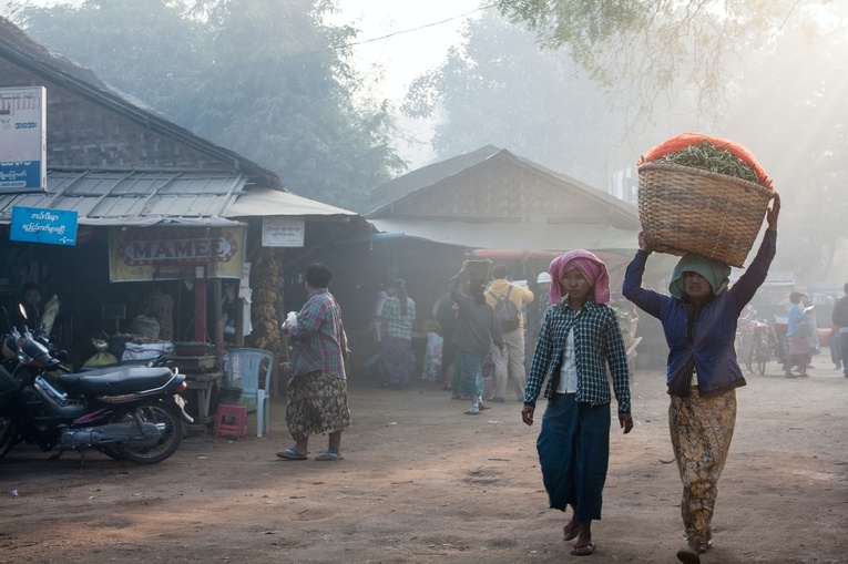 Birma: podpalane są wioski i niszczone kościoły