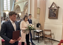 Dyr. Mariola Dylewska-Mitoraj z delegacją złożyła kwiaty w kaplicy świętego. 