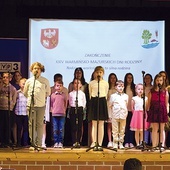 ▲	Na scenie zaprezentowały się dzieci ze Szkoły Podstawowej w Srokowie. 