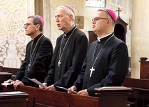 ▲	Hierarchowie w czasie modlitwy liturgią godzin w katedrze.