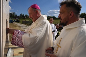 Bp Jeż umieszcza kamień węgielny w ścianie baptysterium. Obok z prawej ks. Janusz Michalik, obecny proboszcz.