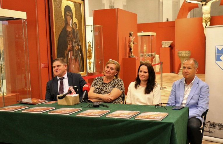 O albumie opowiadają (od) lewej: Leszek Ruszczyk, dyrektor muzeum, Małgorzata Cieślak-Kopyt, Monika Lipko i Witold Bujakowski.
