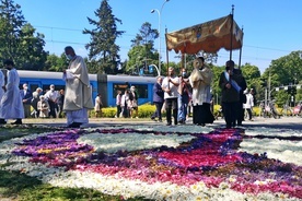Parafia na Kozanowie zbiera płatki kwiatów na ogromny kwietny dywan