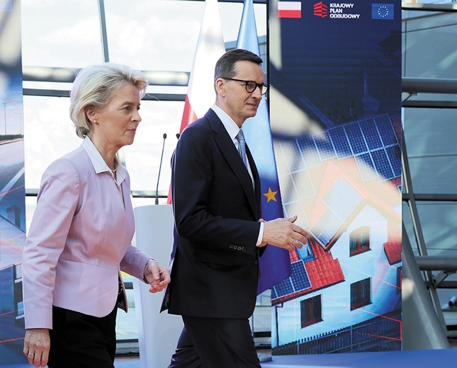 Przewodnicząca Komisji Europejskiej Ursula von der Leyen (na zdjęciu z premierem Mateuszem Morawieckim) ogłosiła, że KE zaakceptowała polski KPO. Wypłaty środków na razie nie możemy jednak się spodziewać.