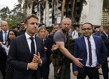 Macron w Irpieniu: Tu popełniono zbrodnie wojenne