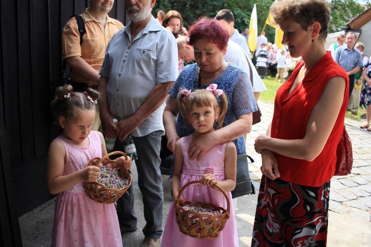 Procesja Bożego Ciała po kwietnych dywanach w Kluczu