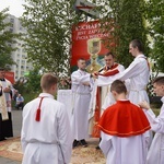 Procesja eucharystyczna z wrocławskiego Kozanowa na Pilczyce z kwietnymi dywanami