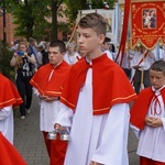 Procesja eucharystyczna z wrocławskiego Kozanowa na Pilczyce z kwietnymi dywanami