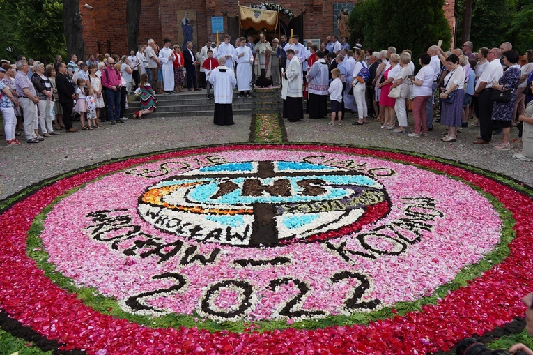 Wrocław-Kozanów. Kwietne dywany i 25. rocznica 46. Międzynarodowego Kongresu Eucharystycznego