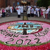 Wrocław-Kozanów. Kwietne dywany i 25. rocznica 46. Międzynarodowego Kongresu Eucharystycznego