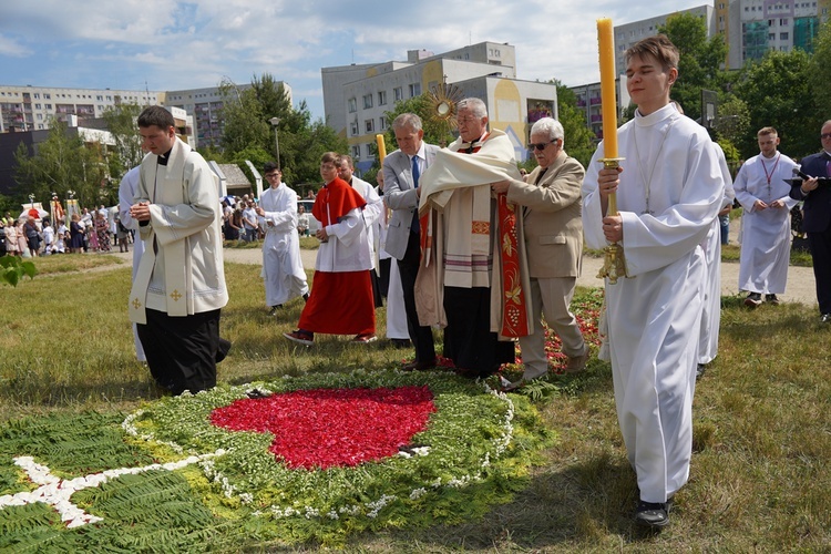Wrocław-Kozanów. Kwietne dywany i 25. rocznica 46. Międzynarodowego Kongresu Eucharystycznego