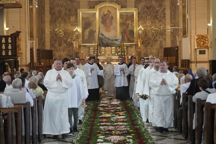 Pan Jezus na kwietnych dywanach. Boże Ciało na Kamionku