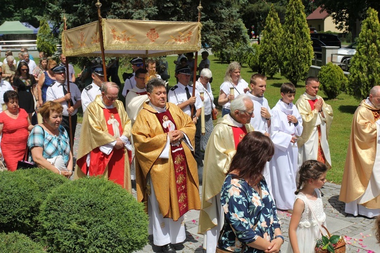 Po Mszy św. parafianie i duszpasterze przeszli w procesji z Najświętszym Sakramentem wokół kościoła.