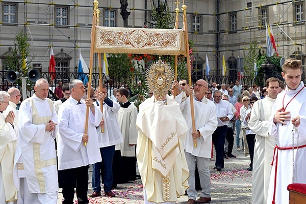 Biskup niosący Najświętszy Sakrament z katedry do pierwszego ołtarza.