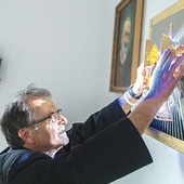 Ksiądz Romuald Brudnowski prezentuje tabernakulum, w którym znajduje się specjalne okienko na Hostię.