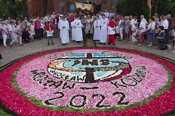 Kunsztowna forma upamiętnienia 25. rocznicy  46. Międzynarodowego Kongresu Eucharystycznego.