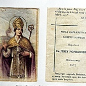 Pani Elżbieta przekazała parafii obrazki z prymicji ks. Jerzego.