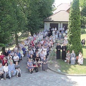 Pamiątkowe zdjęcie  ze spotkania z biskupem legnickim Andrzejem Siemieniewskim.